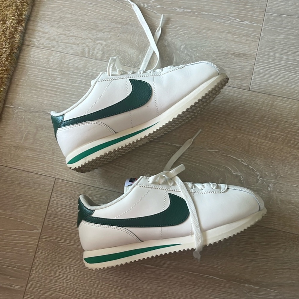 W Nike Cortez Sail/Gorge Green Malachite